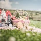 Picknickkorb mit original Südtiroler Genussprodukten wie Speck, Käse, Wein u.v.m. verschenken!