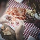 Südtiroler Spezialitäten im Holzkistl: Brotzeit-Basics mit Rotwein und das Kistl kann als praktisches Brotkörbl genutzt werden.
