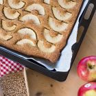 BIO-Bäuerin Rosi serviert: Blech-Apfelkuchen aus Dinkelmehl