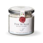 "Fior di Sale, auch bekannt als 'Fleur de Sel', ist ein grobkörniges und wertvolles Salz aus den historischen Salinen von Trapani in Sizilien, das nur an wenigen Tagen im Jahr geerntet wird.