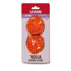 Zwei Scheiben original Levoni ’Nduja – scharfe italienische Streichwurst aus Kalabrien, verpackt für höchsten Genuss.
