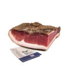 Exklusiver Schinkenspeck vom Südtiroler Bergbauernschwein, überzeugt durch seine milde Würze und harmonischen Geschmack - absolute Rarität, selten und in äußerst geringer Stückzahl verfügbar.