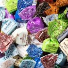 Tartufi Regenbogen von Antica Torroneria Piemontese – italienische Trüffelpralinen in abwechselnd bunten Sorten für wahren Genuss.
