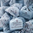 "Tartufo al Cappuccino" Trüffel: Italienischer Kaffeegenuss, veredelt mit cremiger weißer Schokolade und Arabica-Aroma.