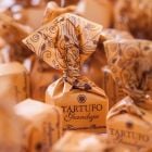 Nougat Trüffel, eine piemontesische Spezialität, die durch ihre Komposition aus Milchschokolade und Gianduja-Haselnüssen besticht.