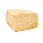 Italienischer Hartkäse, ähnlich wie Parmesan, reift in traditionellen Steinkellern zu voller Würze.