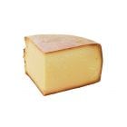 "Kristall" Bergkäse, würzig-kräftige Textur, feine Eiweißkristalle: ein Zeichen seiner Qualität und langen Reifezeit.