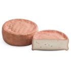 Südtiroler Weichkäse aus Ziegenmilch mit seiner charakteristischen ziegelroten Rinde und dem porzellanweißen, cremigen Teig – ein echter Genussmoment.